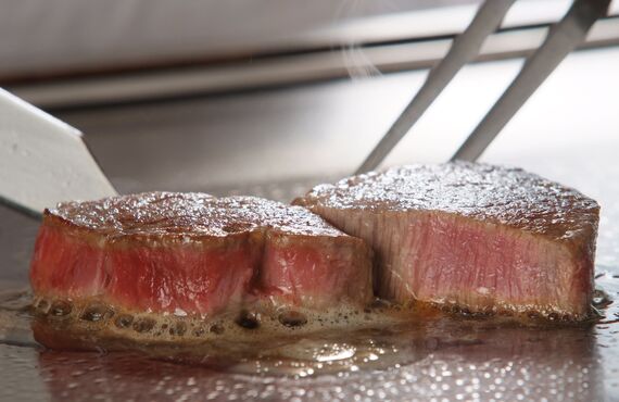 国産の牛肉を使ったジューシーなステーキを楽しんでいただけます | 練馬駅近くで飲むなら鉄板居酒屋くろーばー